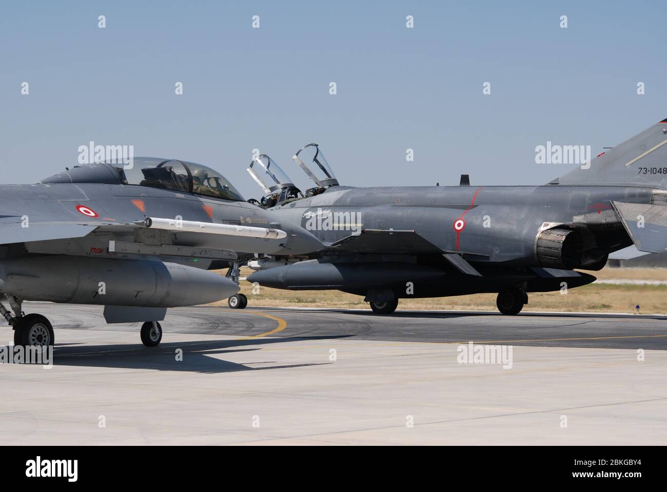 Die türkische Luftwaffe F-4 Phantom Jet Fighter bereitet sich auf den Start von einem Luftwaffenstützpunkt während der anatolischen Adler Militärübung in Konya vor Stockfoto