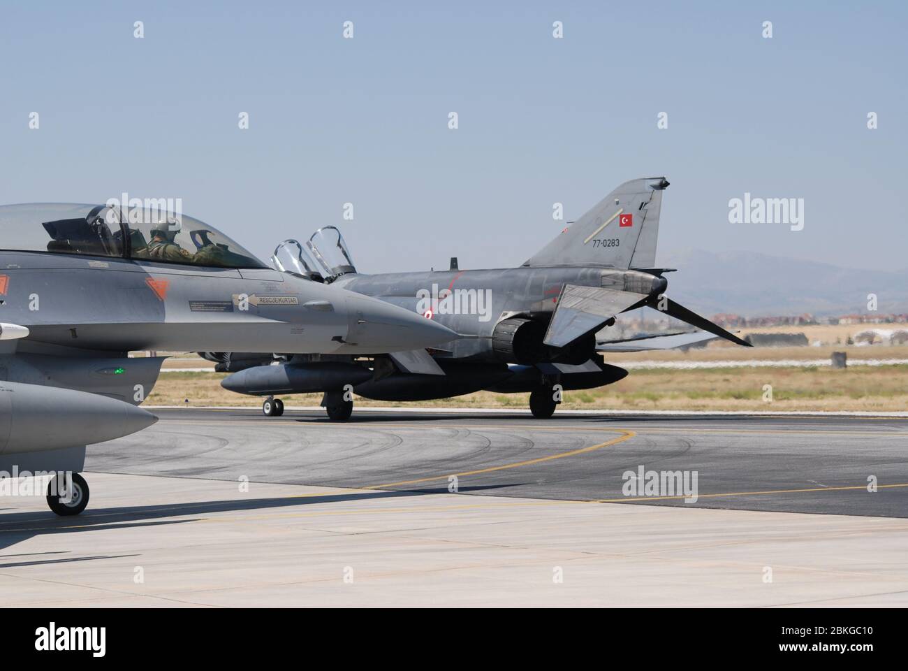 Die türkische Luftwaffe F-4 Phantom Jet Fighter bereitet sich auf den Start von einem Luftwaffenstützpunkt während der anatolischen Adler Militärübung in Konya vor Stockfoto