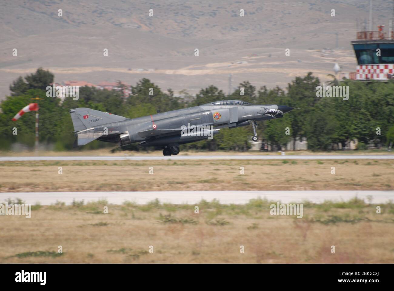 Die türkische Luftwaffe F-4 Phantom Jet Fighter bereitet sich auf den Start von einem Luftwaffenstützpunkt während der anatolischen Adler Militärübung in Konya vor Stockfoto