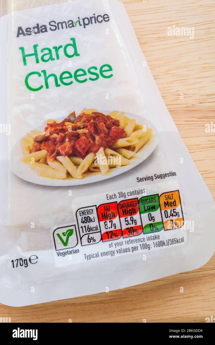 ASDA eigene Marke Hartkäse Lebensmittel Verpackung Anzeige diätetische Ernährung Infox, hohe Fettgehalt Lebensmittel, Salzgehalt, fettreiche Lebensmittel. Stockfoto