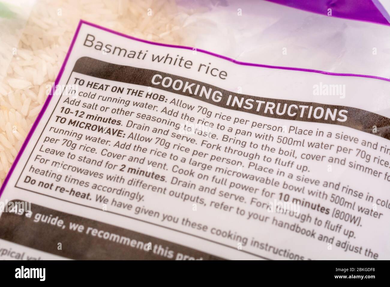 Kochinformation Kennzeichnung auf einem Plastikbeutel mit ASDA-Eigenmarke Basmati Rice. Hilfreich für Anfänger Köche ab dem ersten Mal. Stockfoto