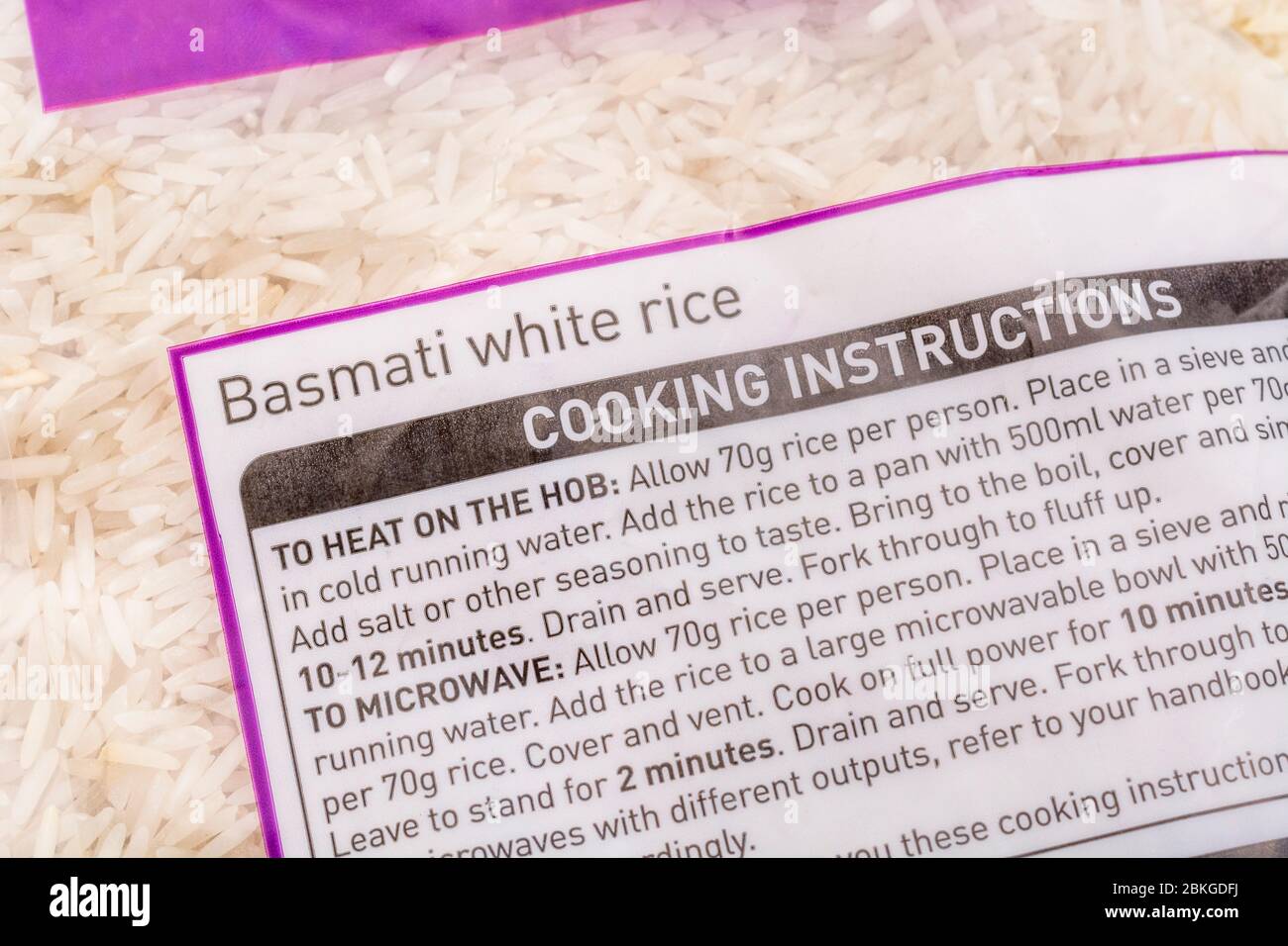 Kochinformation Kennzeichnung auf einem Plastikbeutel mit ASDA-Eigenmarke Basmati Rice. Hilfreich für Anfänger Köche ab dem ersten Mal. Stockfoto