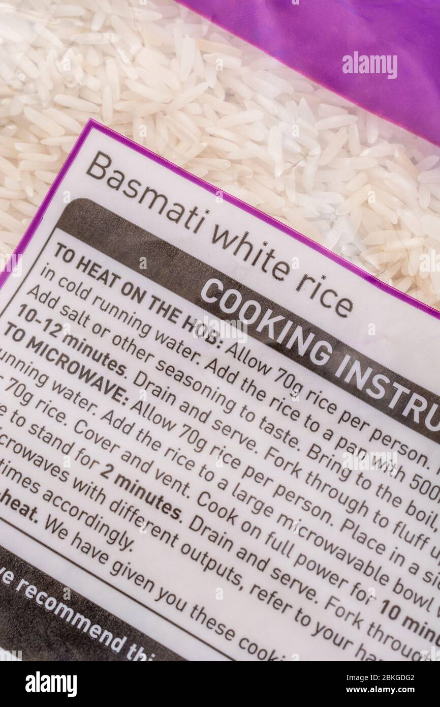 Kochinformation Kennzeichnung auf einem Plastikbeutel mit ASDA-Eigenmarke Basmati Rice. Hilfreich für Anfänger Köche ab dem ersten Mal. Stockfoto