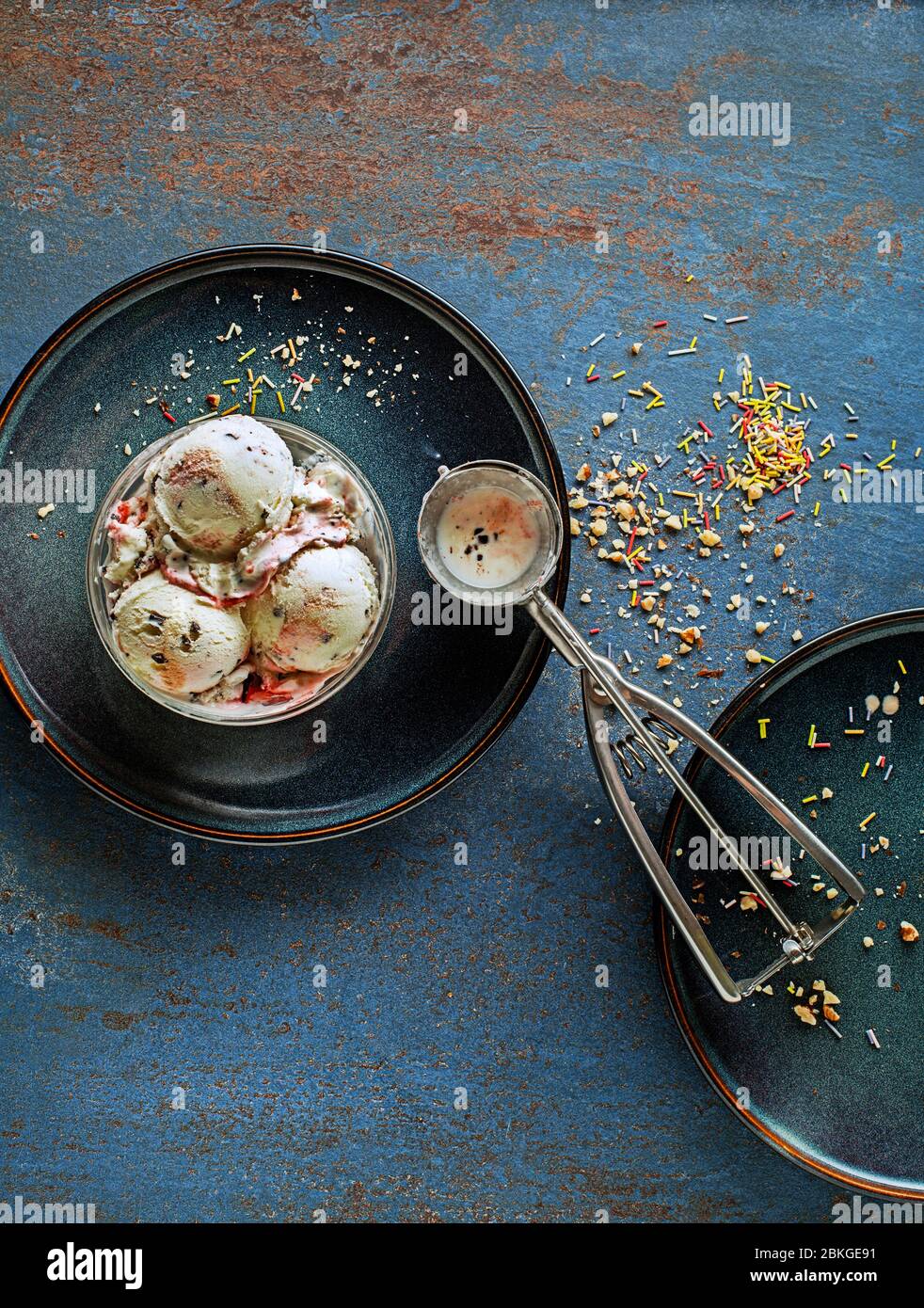 Set aus weichen Eisschaufeln oder gefrorenem Joghurt mit gemischten Aromen mit Beeren und Früchten Stockfoto