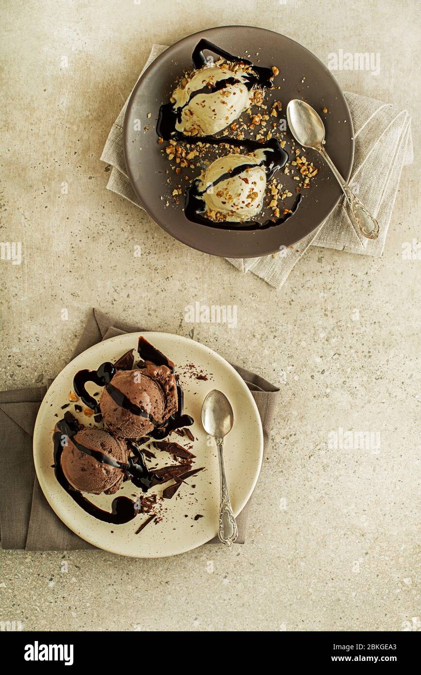 Set Eisschaufeln mit Schokolade und Vanille-Aromen. Schokoladensirup auf Eis Stockfoto