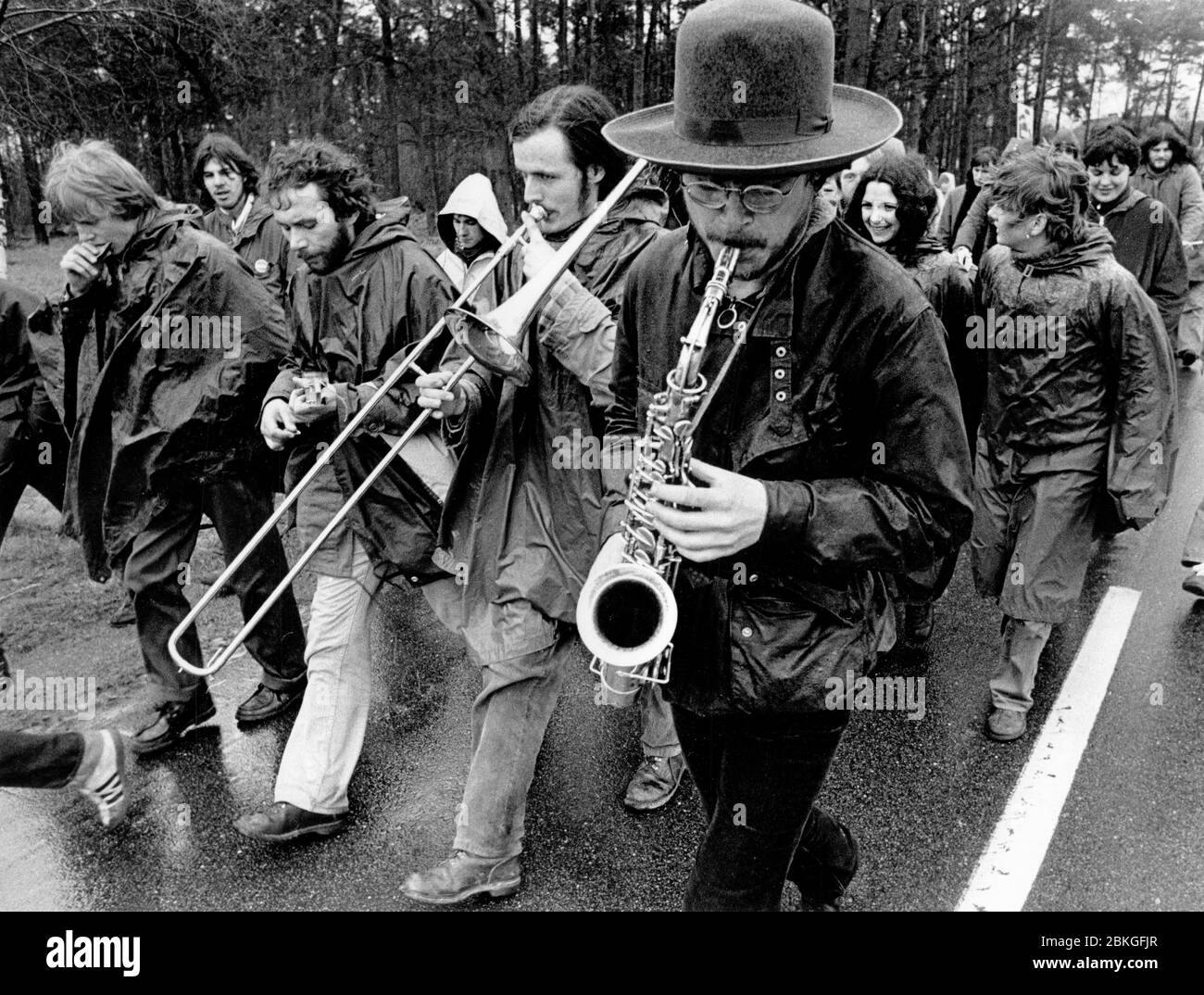 Gorleben, 25.-31.3.1979: Gorleben-Treck 1979, Demonstration gegen die Nutzung der Kernenergie, die sich gegen geplante Kernenergieanlagen bei Gorleben im Landkreis Lüchow-Dannenberg richtet. Der Treck von Bauern, Studenten und Atomkraftgegnern begann am 25. März 1979 im Wendland und Ende als Abschlusskundgebung am 31. März 1979 in Hannover mit etwa 100.000 Teilnehmern --- Gorleben, Niedersachsen, Deutschland. 25. Bis 31. März 1979 - Anti-Atomtrek von Gorleben nach Hannover Stockfoto