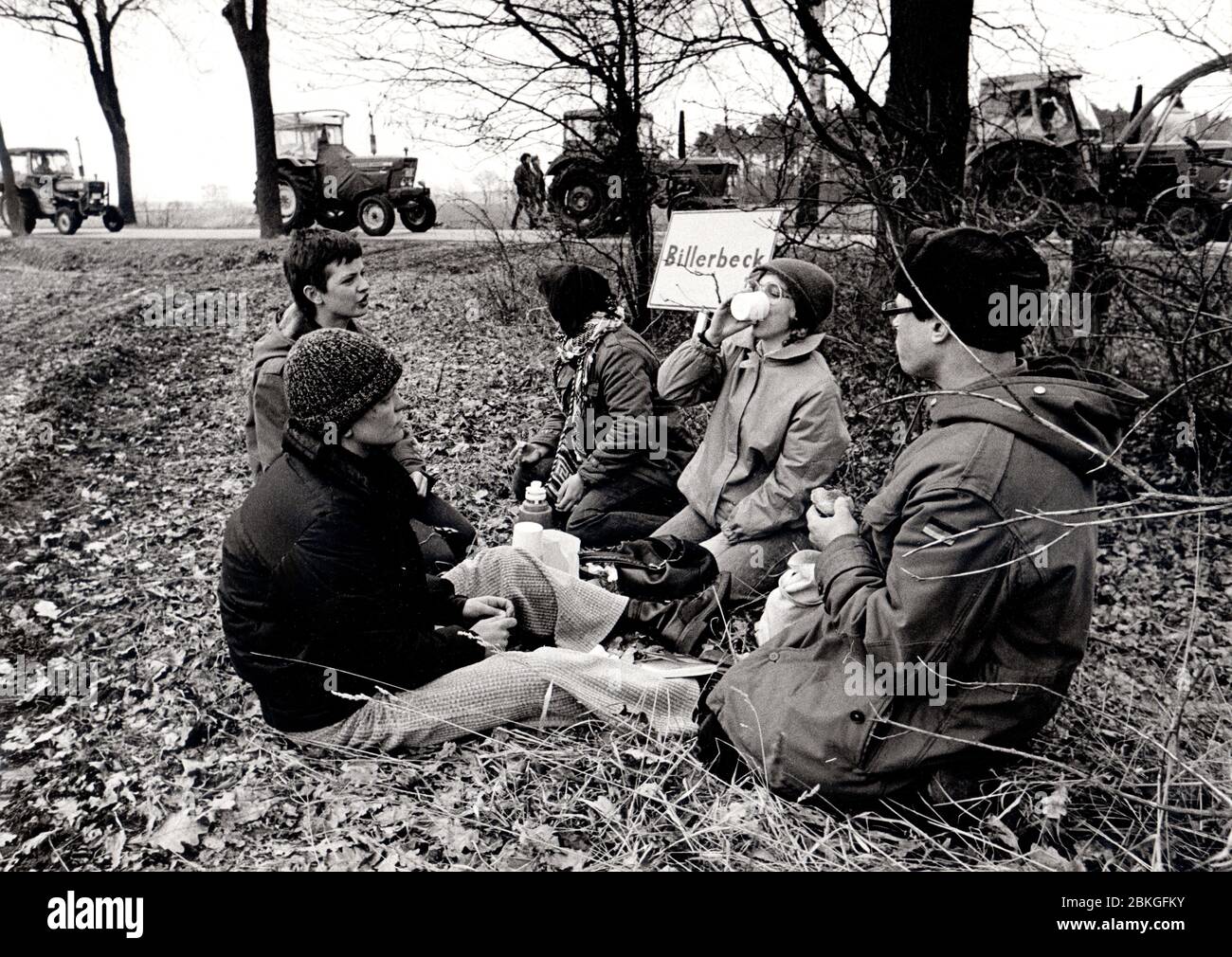 Gorleben, 25.-31.3.1979: Gorleben-Treck 1979, Demonstration gegen die Nutzung der Kernenergie, die sich gegen geplante Kernenergieanlagen bei Gorleben im Landkreis Lüchow-Dannenberg richtet. Der Treck von Bauern, Studenten und Atomkraftgegnern begann am 25. März 1979 im Wendland und Ende als Abschlusskundgebung am 31. März 1979 in Hannover mit etwa 100.000 Teilnehmern --- Gorleben, Niedersachsen, Deutschland. 25. Bis 31. März 1979 - Anti-Atomtrek von Gorleben nach Hannover Stockfoto