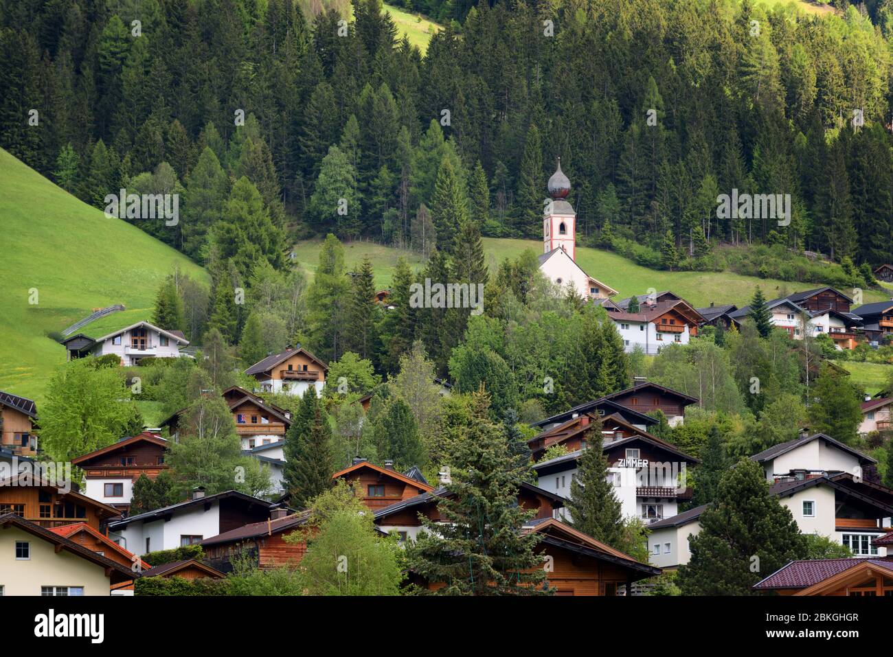 Ländliche Alpenlandschaft mit Häusern und Hütten im Nationalpark hohe Tauern, Österreich, Europa. Sommerzeit. Stockfoto