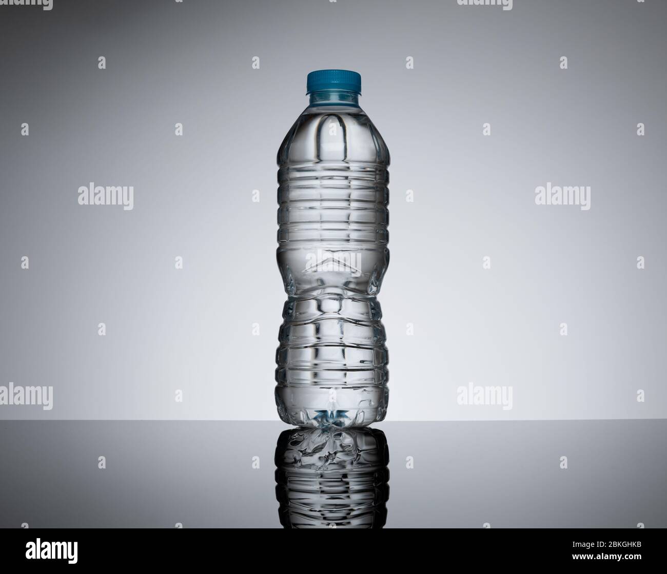 Eine 0,5 l/50 cl klare Kunststoffflasche ohne Etiketten vor einem schlichten neutralen Hintergrund. Drei Flaschen erhältlich - Bild-ID 2BKGHNB Stockfoto