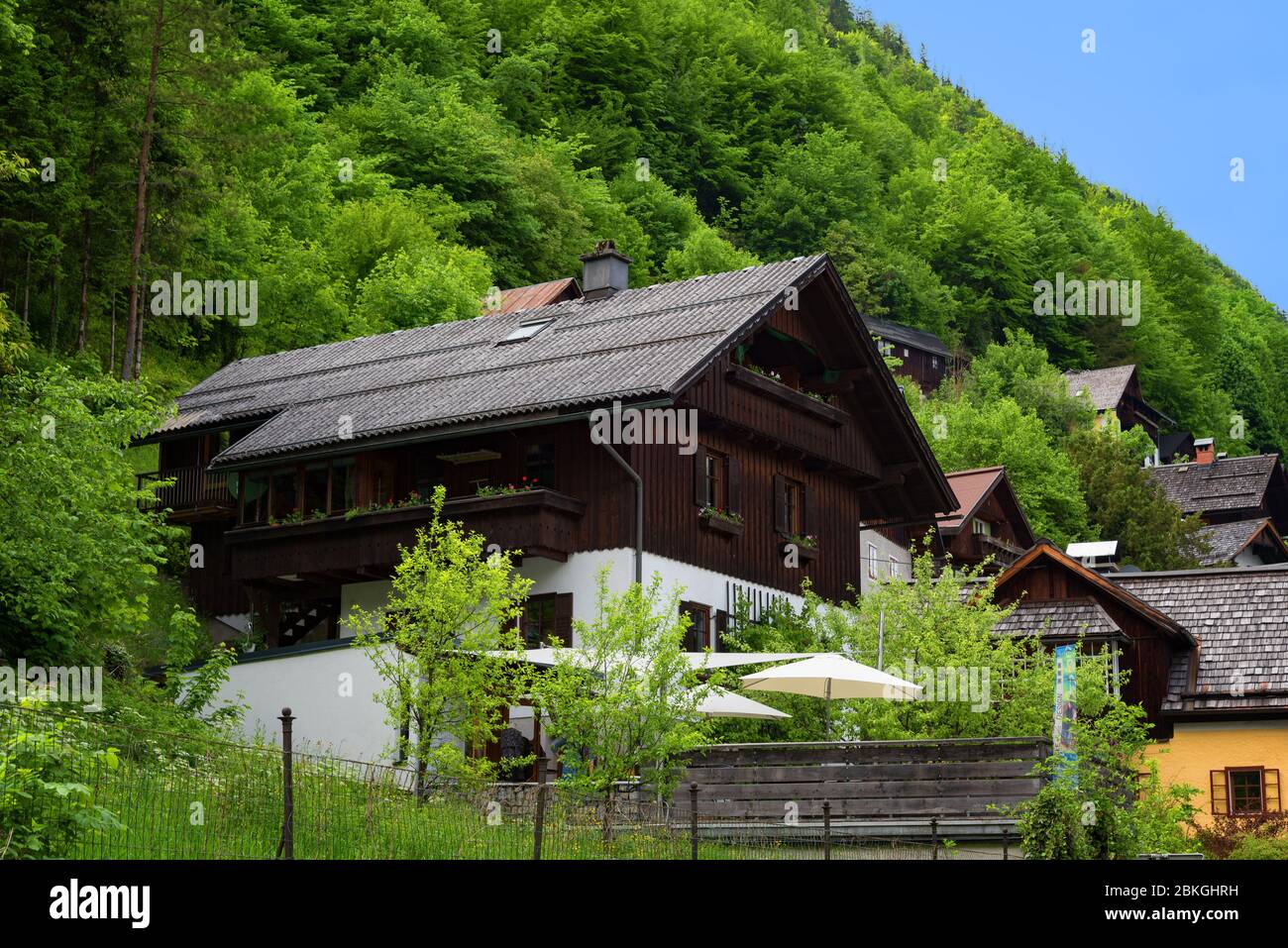 Typisches österreichisches Alpenhaus mit hellen Blumen, Hallstatt, Österreich, Europa Stockfoto