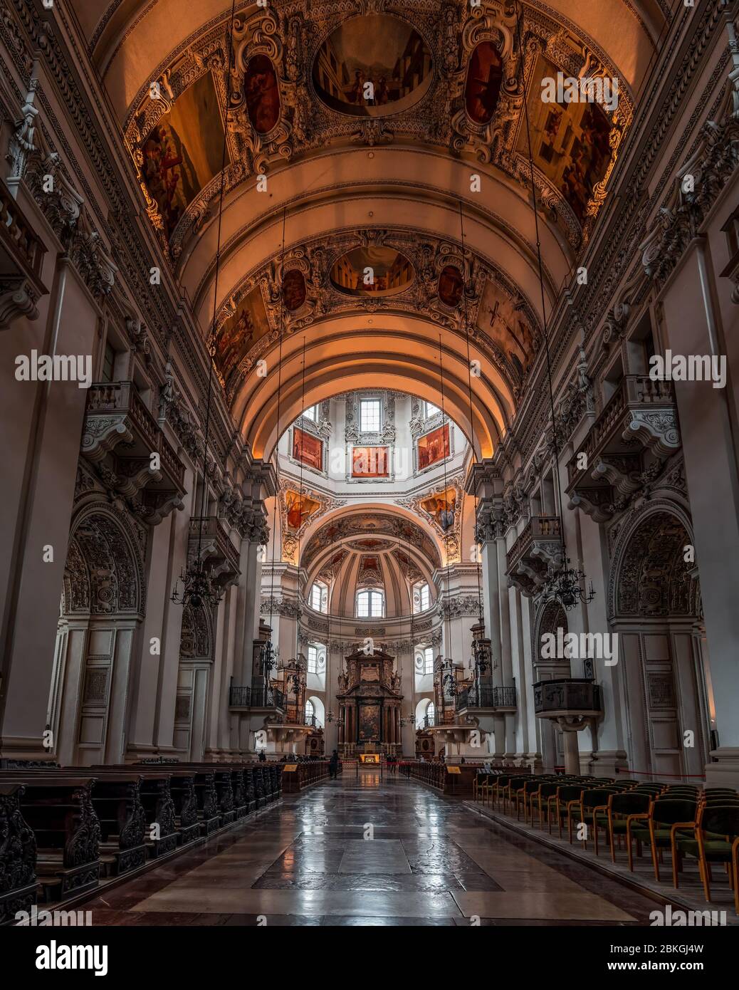 4. Feb 2020 - Salzburg, Österreich: Weitwinkelansicht des Kirchenschiffs und des Altars unter der Kuppel im Salzburger Dom Stockfoto