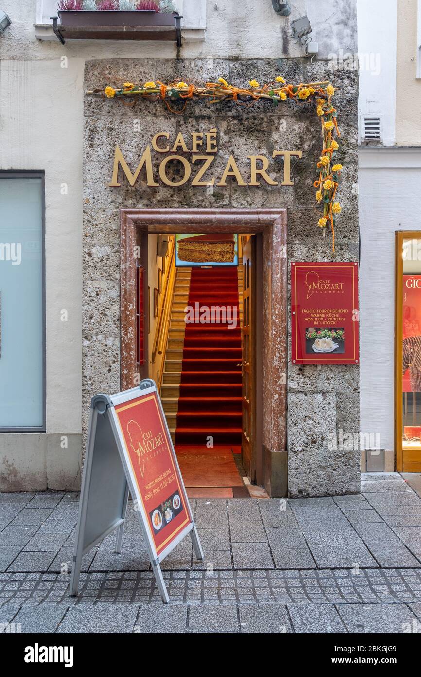 4. Feb 2020 - Salzburg, Österreich: Eingang des Cafe Mozart in der Innenstadt an der getreidegasse Stockfoto