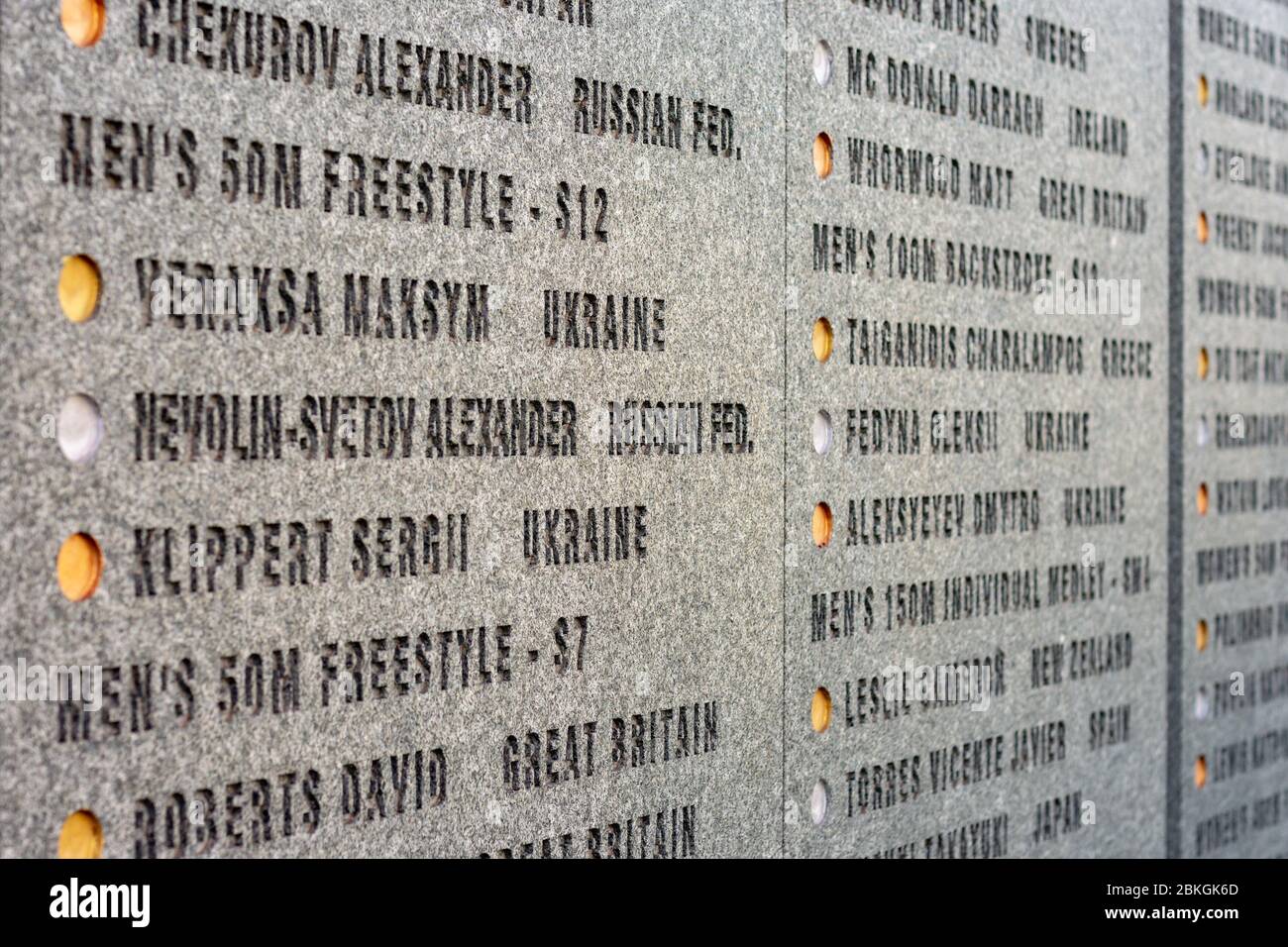 Peking / China - 20. Februar 2016: Namen der Medaillengewinner von Peking 2008 Sommer-Paralympische Spiele geschnitzt auf einer Wand im Olympischen Grün Park in Peking, Chi Stockfoto