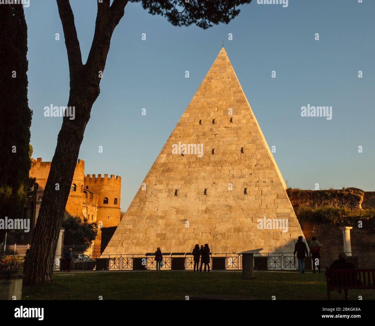 Die Pyramide des Cestius ist Teil der Aurelianischen Mauer, vom nicht-katholischen Friedhof aus gesehen, wo Keats in Rom, Italien, begraben ist Stockfoto