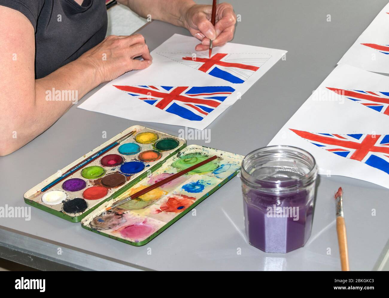 Frau Malerei 75. Jahrestag VE Day Flags, Großbritannien Stockfoto