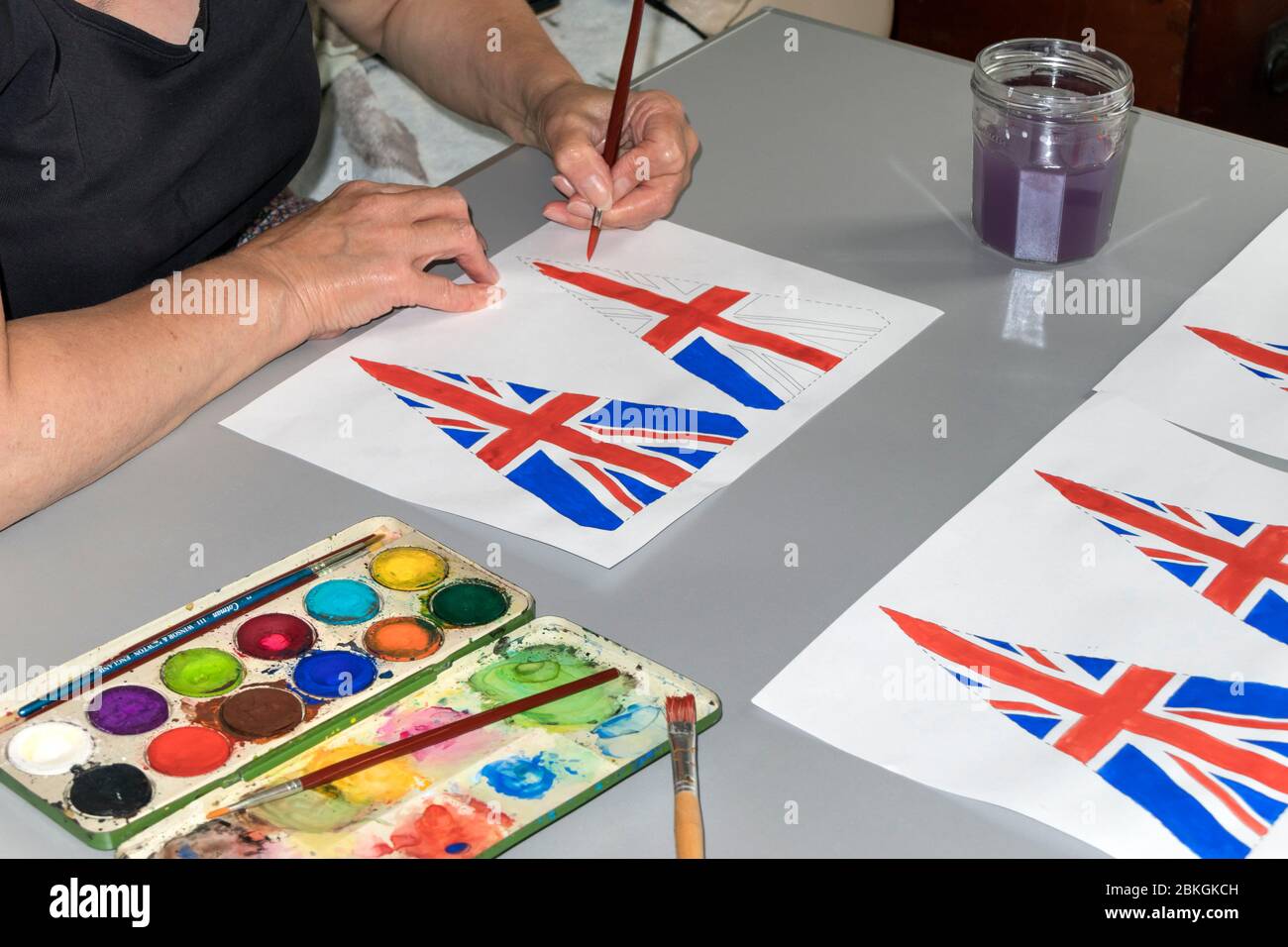 Frau Malerei 75. Jahrestag VE Day Flags, Großbritannien Stockfoto