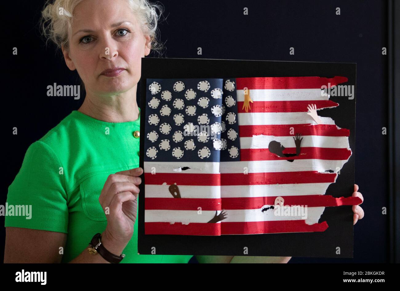 Künstler Boo Paterson, aus Newport, Fife, Mit ihrem Papercut-Kunstwerk mit dem Titel "Covid Old Glory", das sie während der Lockdown als Reaktion auf die USA schuf, die die höchste Todesrate von Covid-19 ankündigten, und eine zerfetzte Amerika-Flagge zeigt, mit dem Virus anstelle der Sterne und Bürger, die auf den Streifen greifen, während sie durchfallen Die Risse im System. Stockfoto