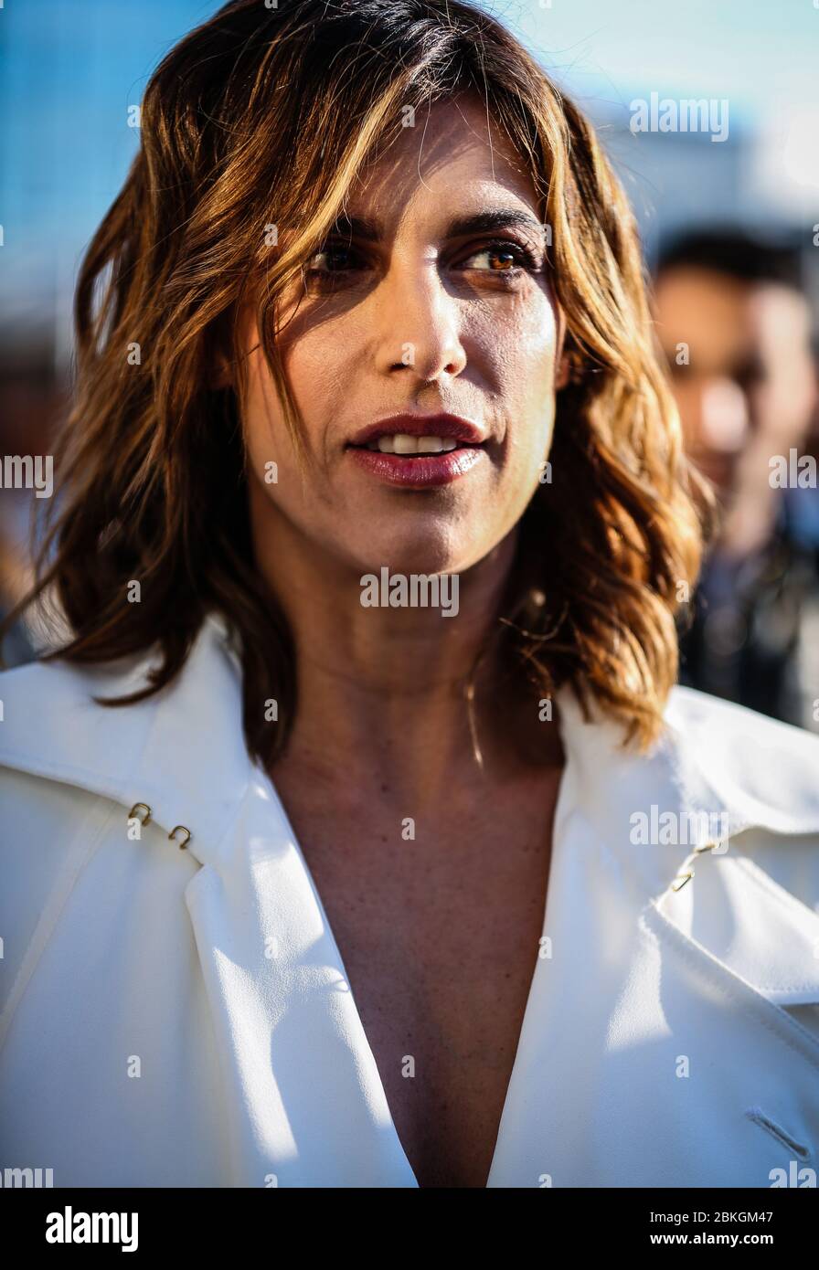 MAILAND, Italien – Februar 19 2020: Elisabetta Canalis auf der Straße während der Mailänder Modewoche. Stockfoto