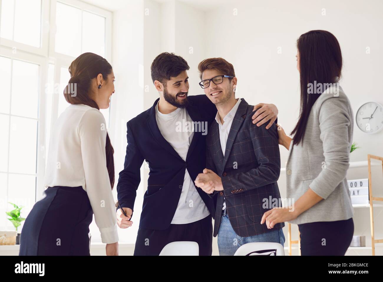 Das Business-Team arbeitet in einer Besprechung an einem Tisch im Büro mit verschiedenen Mitarbeitern. Stockfoto