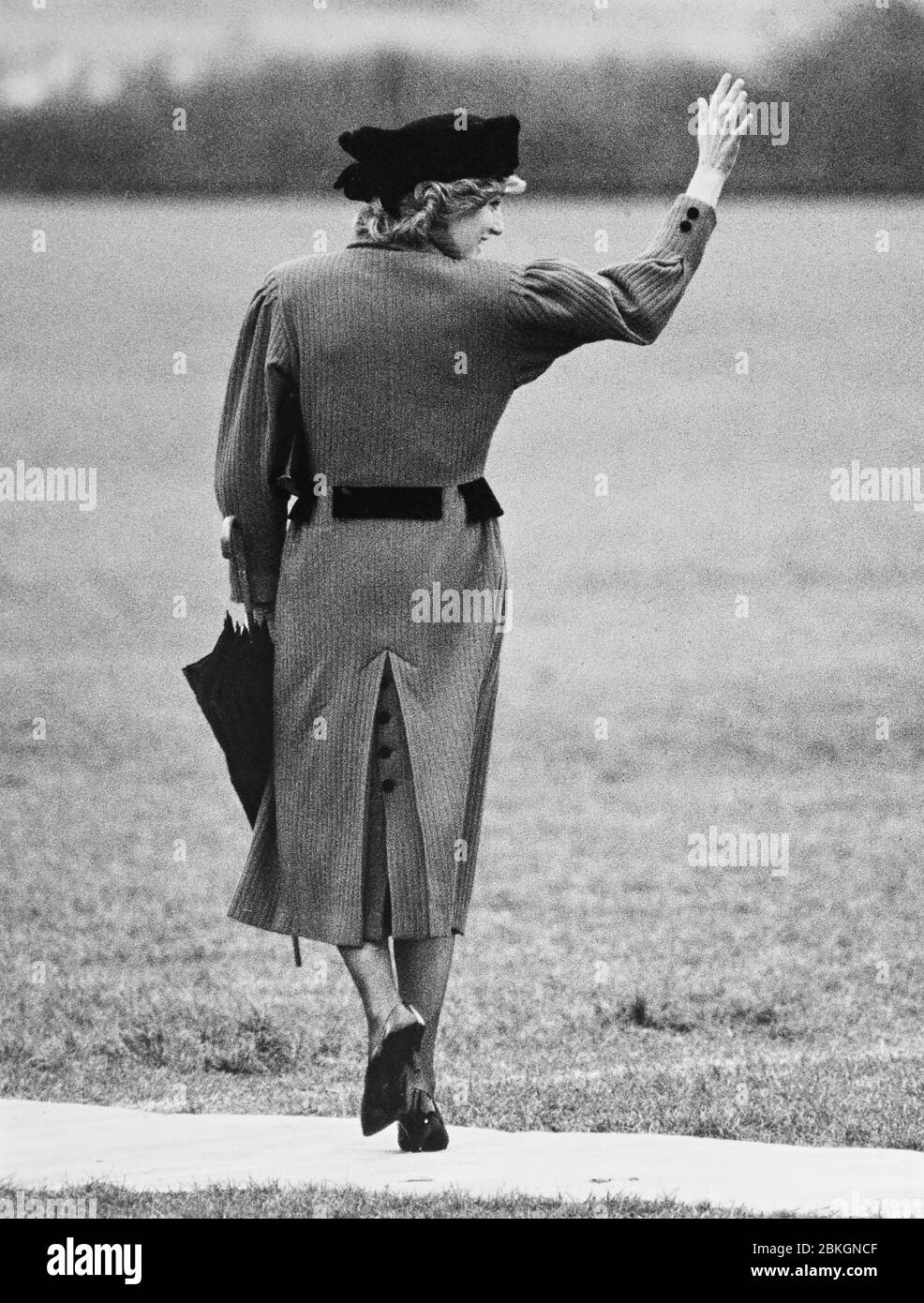 Prinzessin Diana, die Worthing 1985 besucht, winkt den Massen zu, als sie ankommt Stockfoto