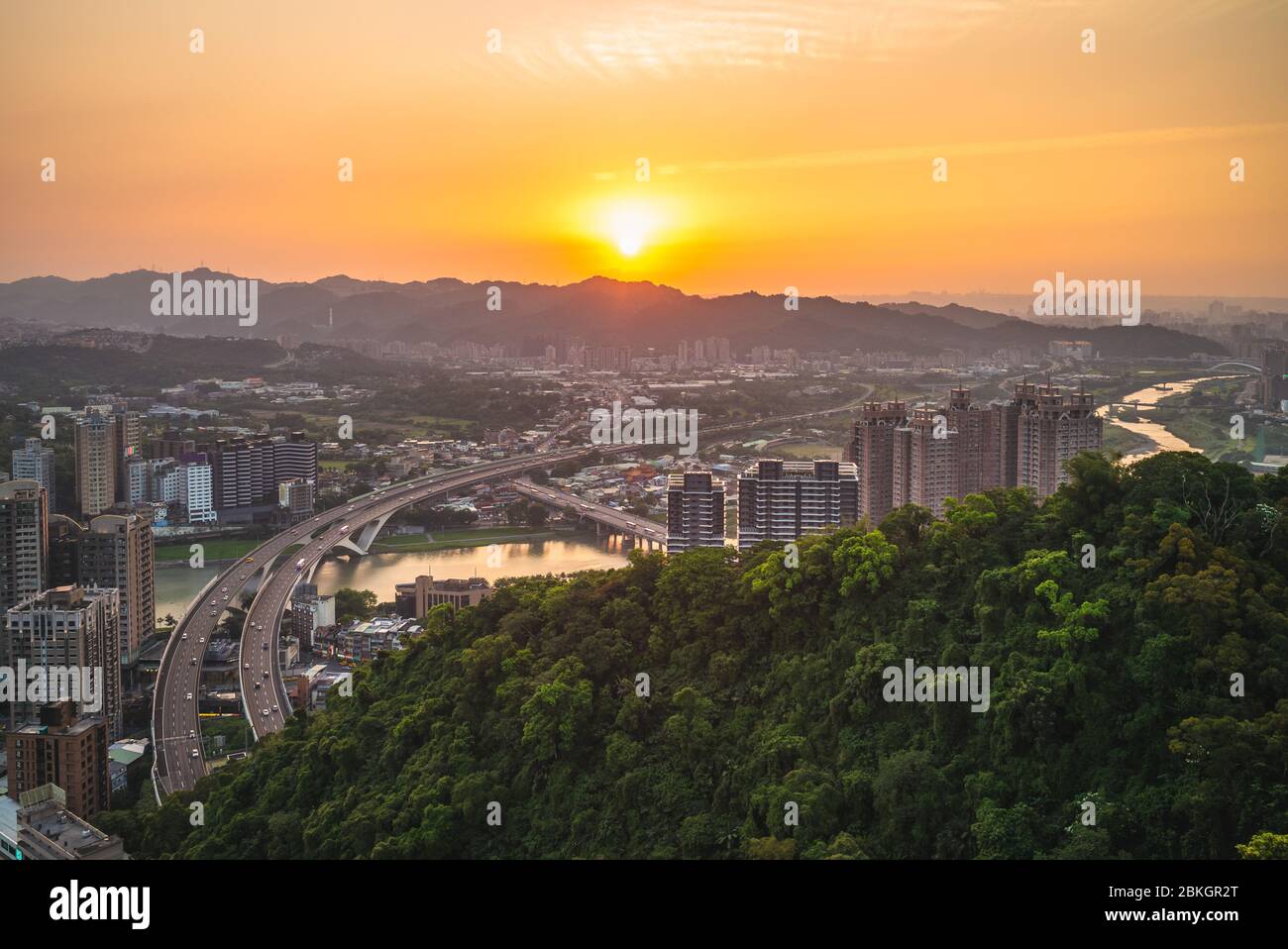 New Taipei mit der Autobahn in der Dämmerung Stockfoto