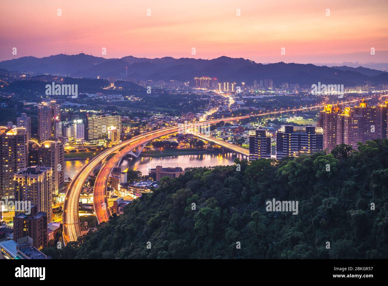 Nachtsicht von New Taipei mit der Autobahn Stockfoto