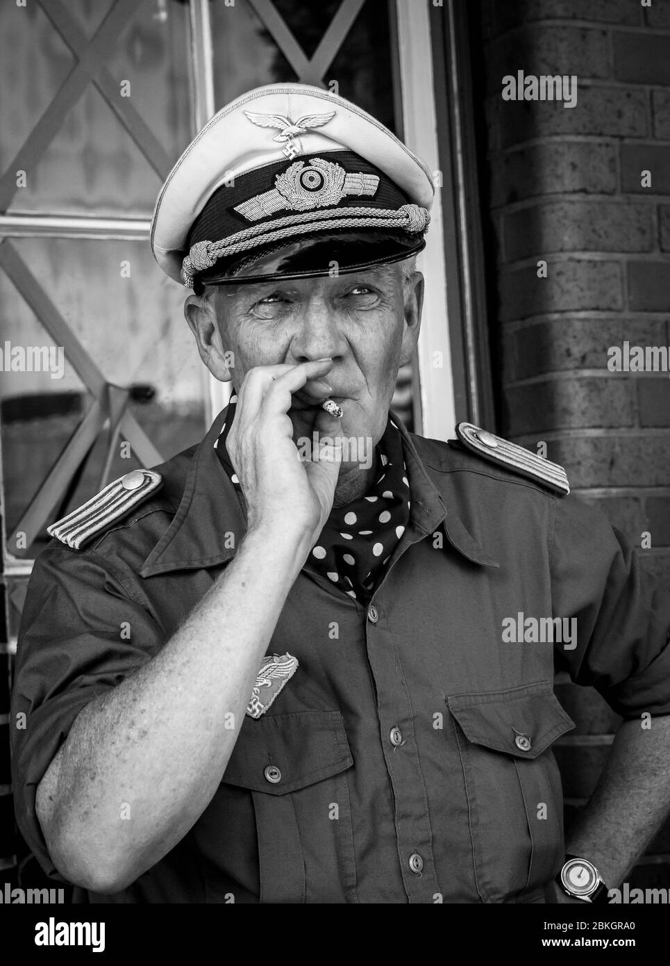 Monochromes Nahaufnahme-Porträt vorne, 1940s Mann in Militärkostüm isoliert im Freien als Luftwaffenoffizier Zigarette raucht WW2 Kriegszeit Sommer Ereignis Großbritannien Stockfoto