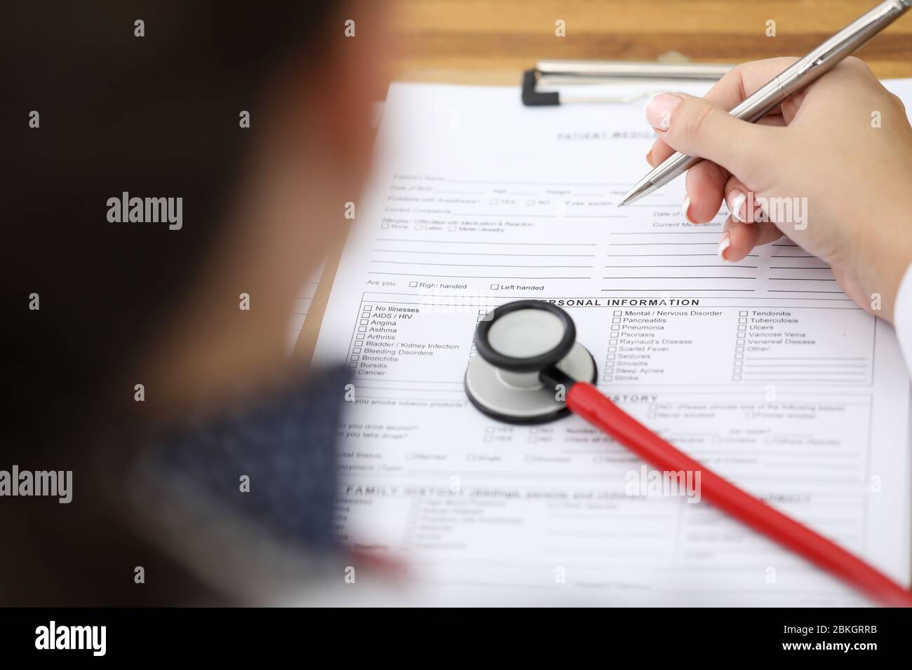 Person füllt einen Stift mit persönlichen Dokumentdaten aus Stockfoto