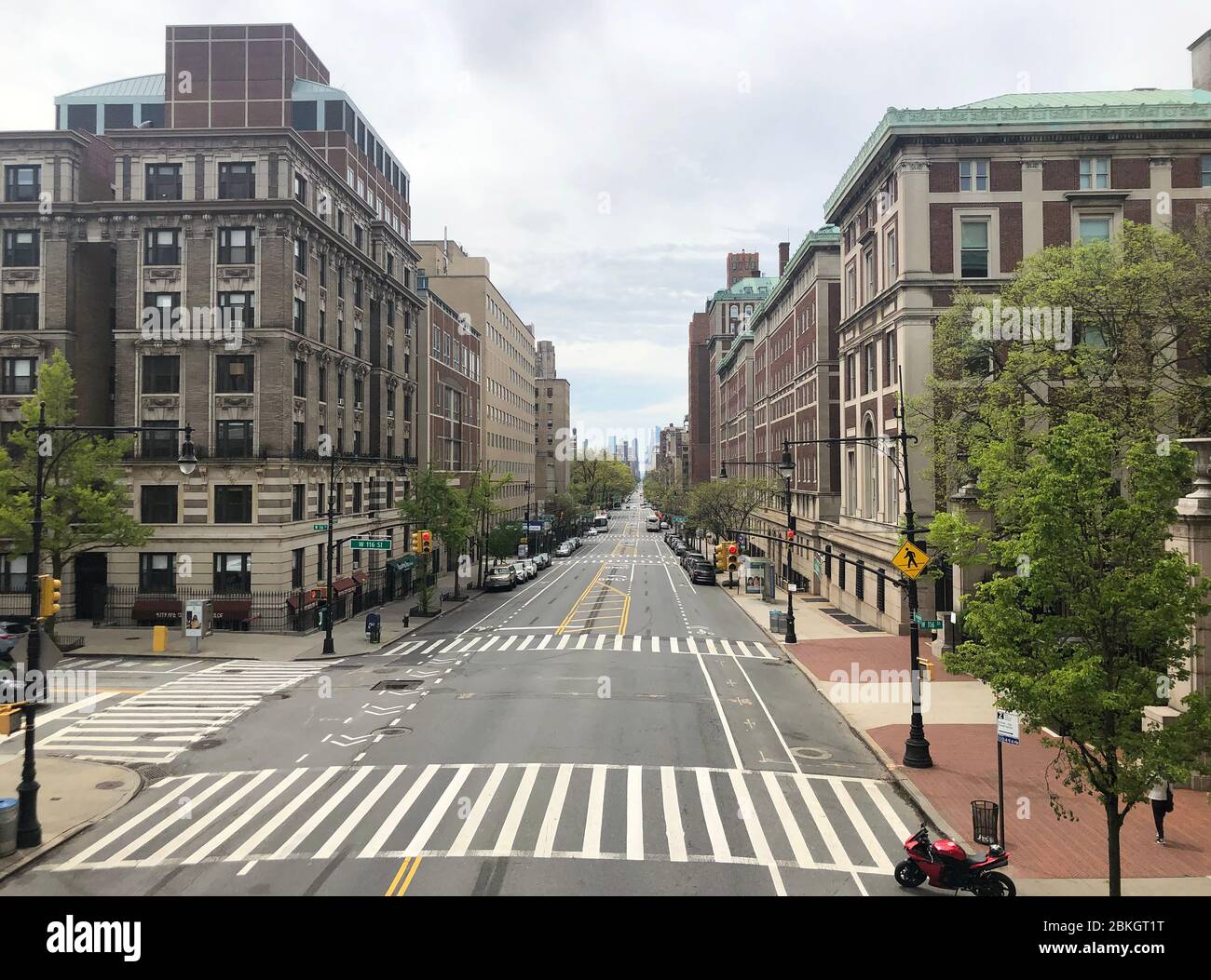 New York, USA, Mai 2020, Überblick über die Amsterdam Avenue von der Columbia University während der Coronavirsa-Sperre, die zu ruhigen Autobahnen führt. Stockfoto