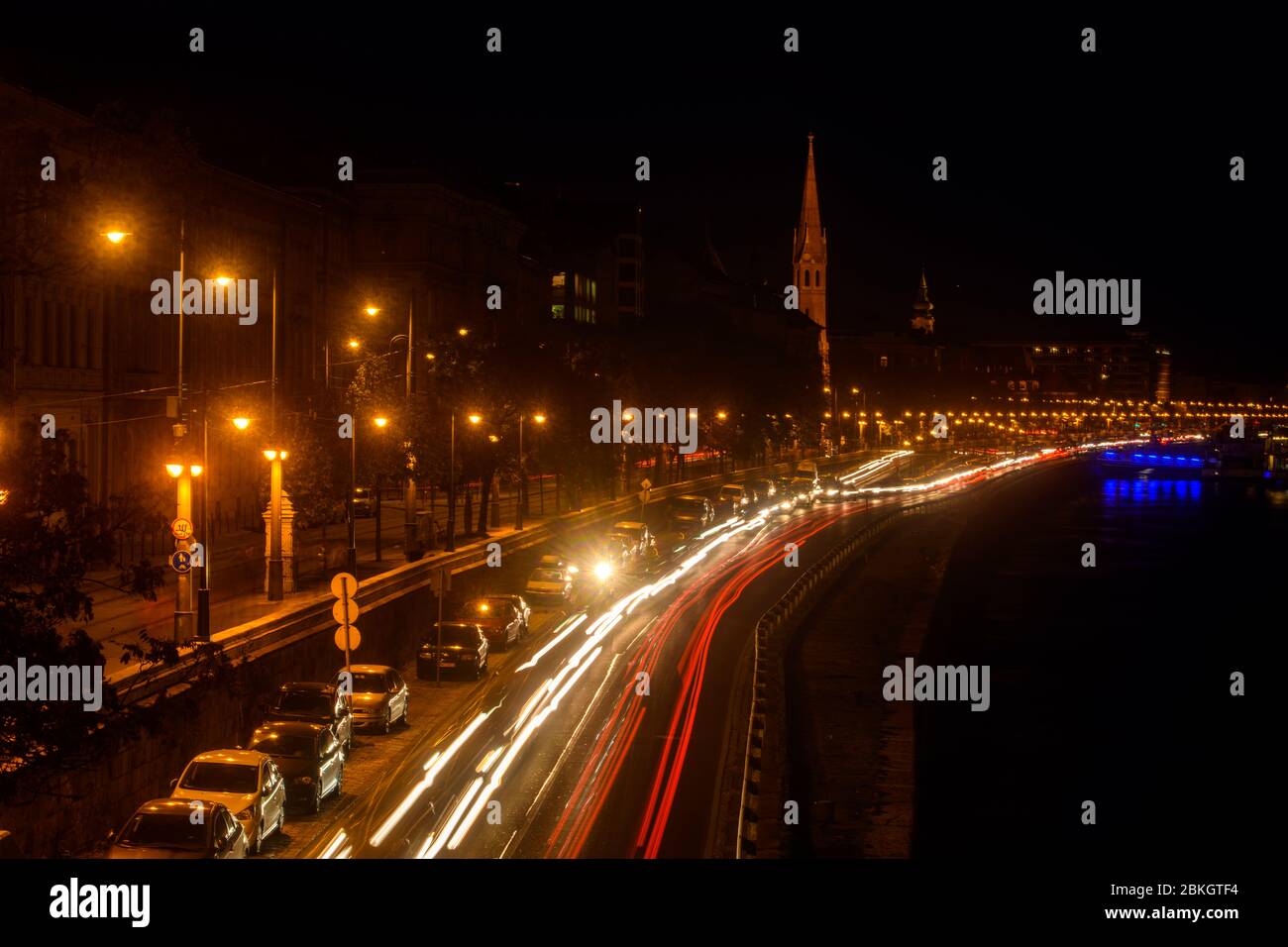 Beleuchtete Gebäude und Verkehr auf der Buda-Seite, Budapest, Mittelungarn, Ungarn Stockfoto