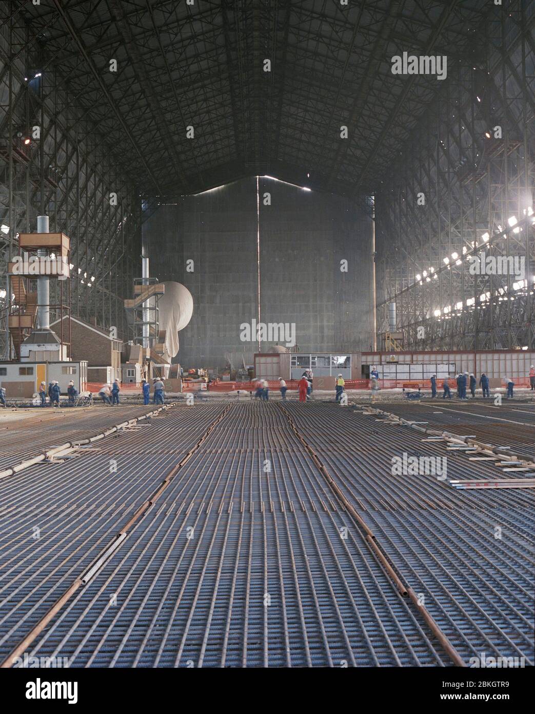 Gießen eines neuen Betonbodens im R101 Airship Hangar in Cardington, Bedford, Südostengland Stockfoto