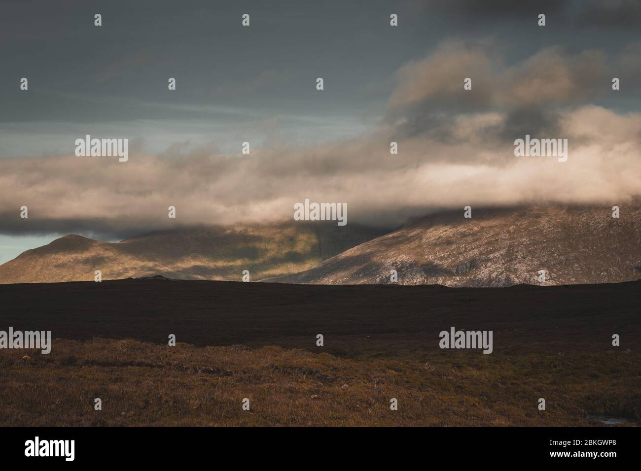 Wolkenbedeckter Berg Cranstackie am Herbstabend in den Nordwesthochlands Schottlands Stockfoto