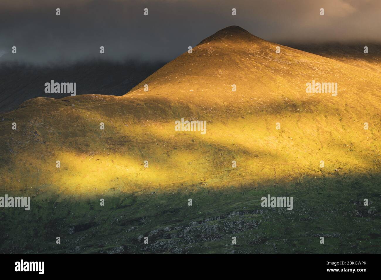 Der Gipfel des Corbett-Berges ist im Herbst in den schottischen Nordwesthochlands mit Wolken bei Sonnenuntergang bedeckt Stockfoto
