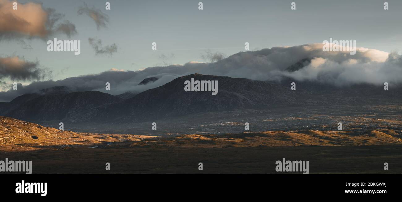 Weite Panoramasicht auf die Cranstackie Bergkette, die in Wolken gehüllt ist - North West Highlands of Scotland Stockfoto