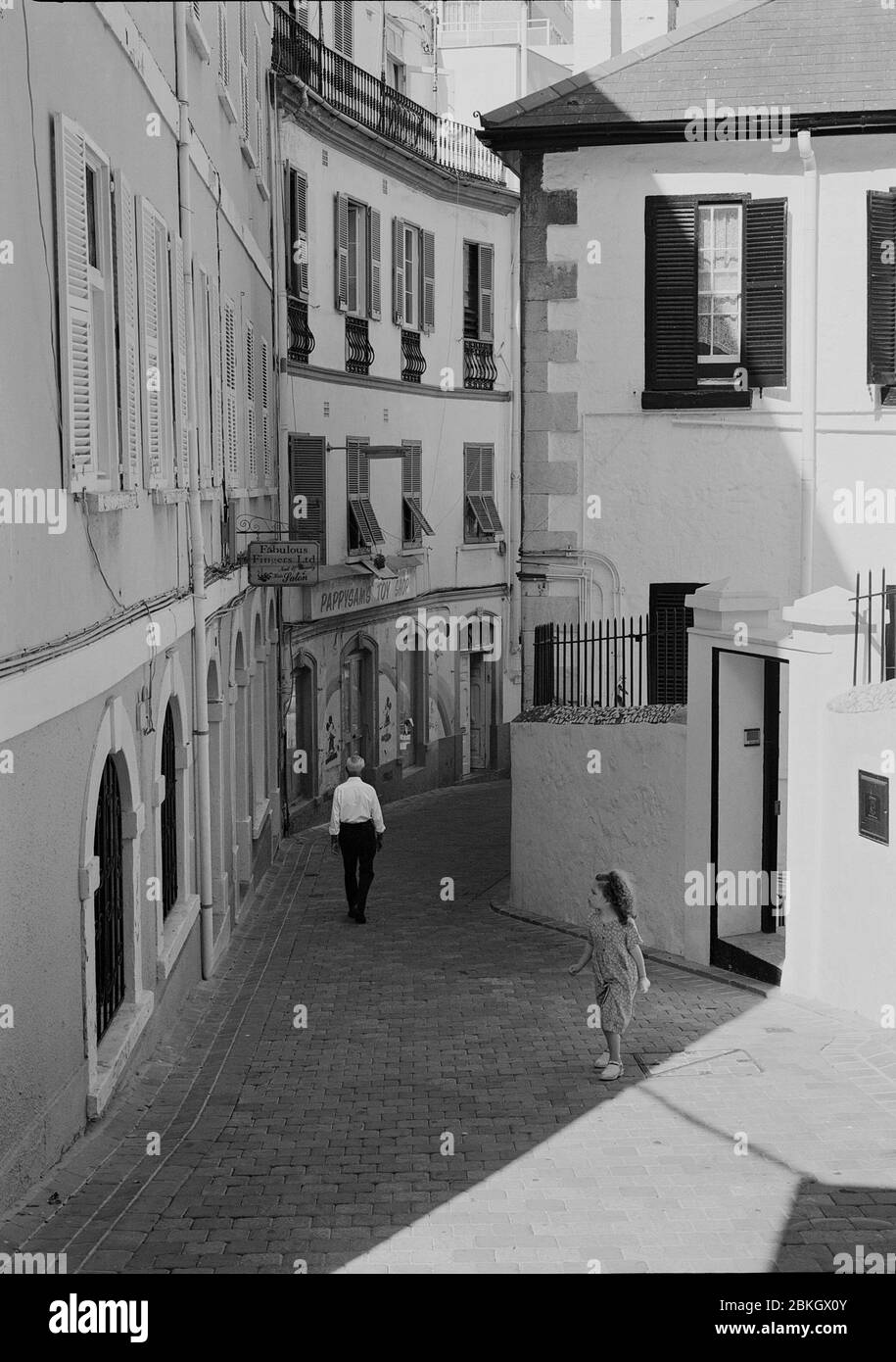 Straßenfotografie von Gibraltar 1999 mit einem einzigen kleinen Mädchen Stockfoto