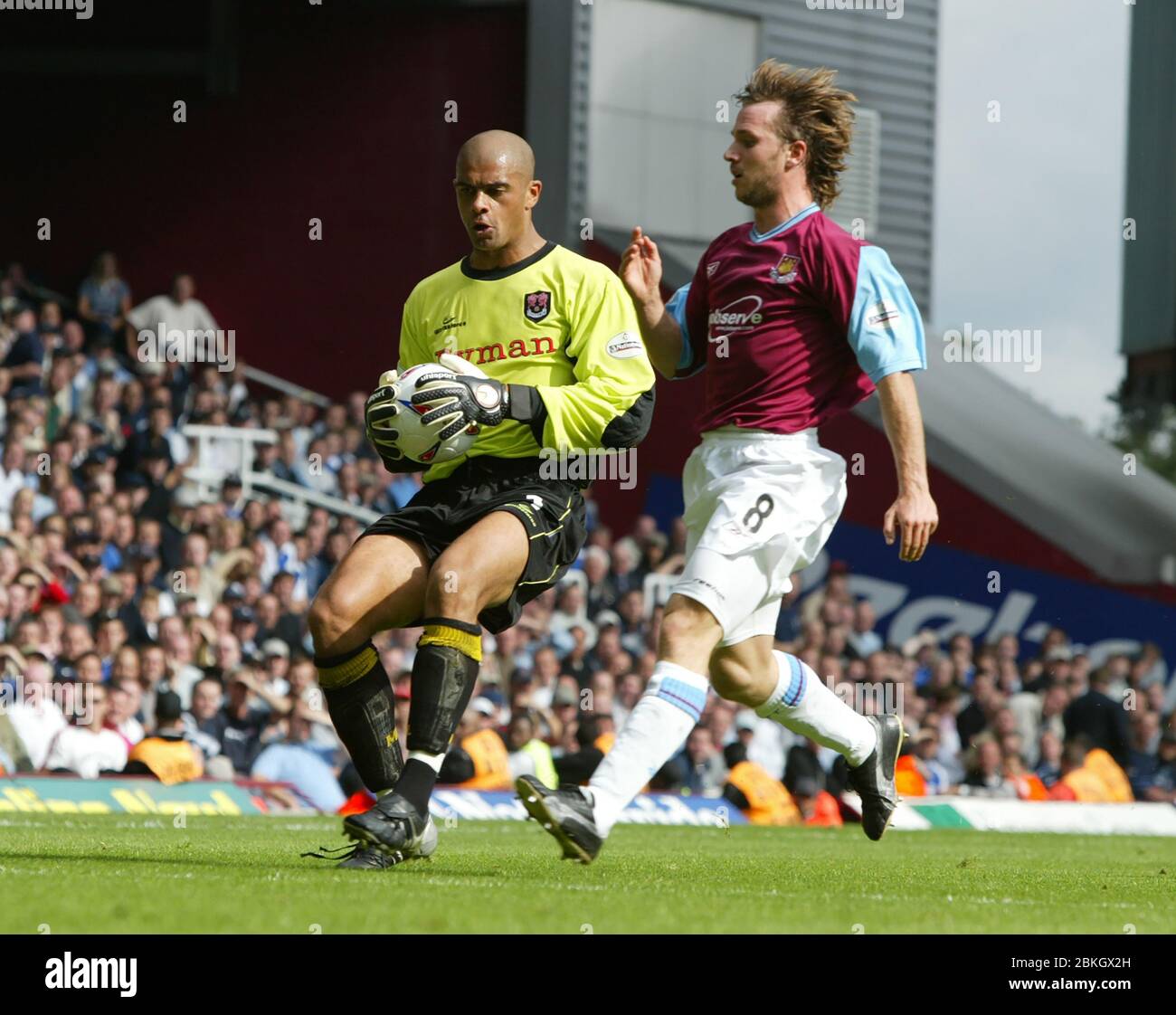 LONDON, Großbritannien, SEPTEMBER 28: L-R Tony Warner von Millwall und David Connolly von West Ham United in Aktion während Nationwide Div 1 Between We Stockfoto