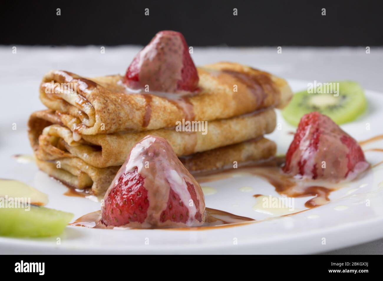 Leckere Pfannkuchen mit Beeren und Schokolade Splash Stockfoto