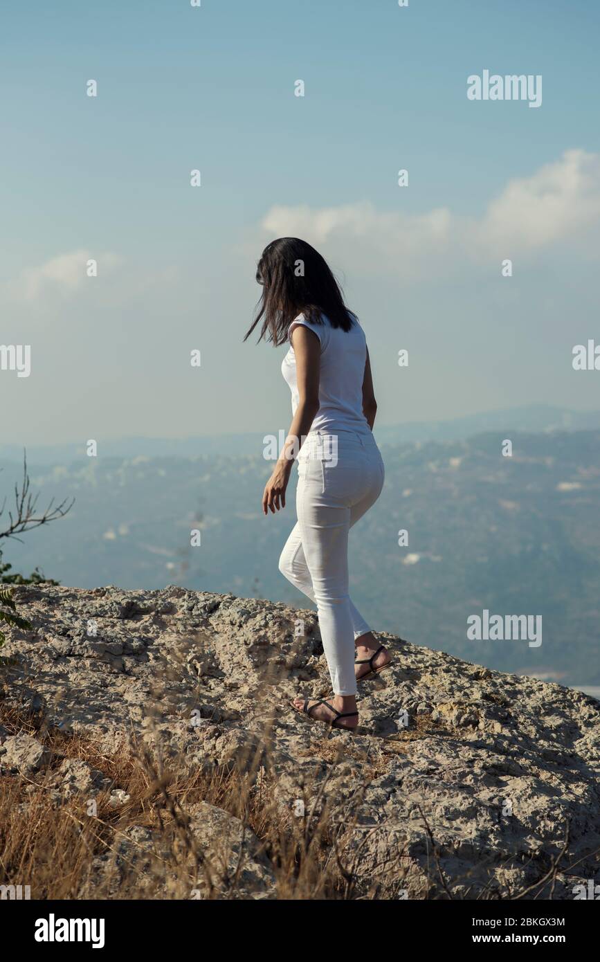 Frau in voller Länge zu Fuß in der Natur Stockfoto