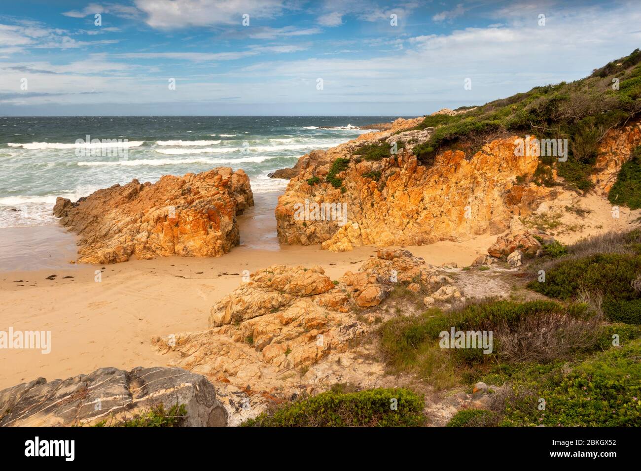 Südafrika, Western Cape, Plettenberg Bay, Lookout Beach, felsige Landzunge und abgeschiedene Bucht unterhalb des Lookout Deck Restaurants Stockfoto