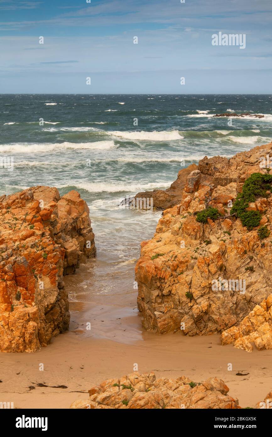 Südafrika, Westkap, Plettenberg Bay, Lookout Beach, Rocky Shore im Lookout Deck Restaurant Stockfoto