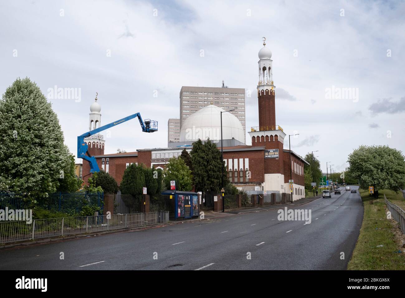 Fast leere Hauptstraßen des Belgrave Middleway in der Nähe der Birmingham Central Mosque in Highgate, dem Innenstadtbereich von Birmingham, der am 29. April 2020 unter der Sperrung des Coronavirus in Birmingham, England, Großbritannien, praktisch menschenleer ist. Coronavirus oder Covid-19 ist eine neue Atemwegserkrankung, die bisher beim Menschen nicht beobachtet wurde. Während ein Großteil oder Europa in die Blockierung gebracht wurde, hat die britische Regierung im Rahmen ihrer langfristigen Strategie strengere Regeln eingeführt, insbesondere die soziale Distanzierung. Stockfoto