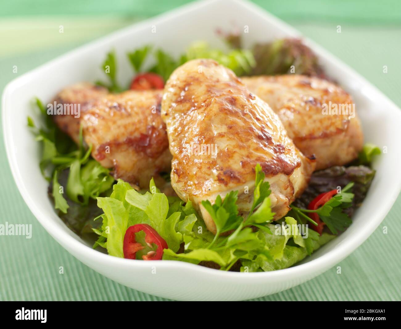 Salat mit gebratenen Hähnchenschenkeln Stockfoto