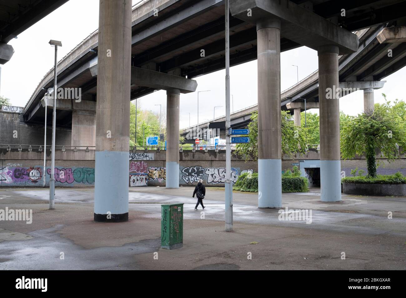 Szene am Gravelly Hill Interchange, auch bekannt als Spaghetti Junction, der unter der Sperrung des Coronavirus praktisch verlassen ist, während am 29. April 2020 in Birmingham, England, Großbritannien, weit weniger Fahrzeuge über dem Berg vorbeifahren. Der Begriff Spaghetti Junction wurde ursprünglich verwendet, um Gravelly Hill Interchange auf der Autobahn M6 zu bezeichnen in einem Artikel, der am 1. Juni 1965 in der Birmingham Evening Mail veröffentlicht wurde, beschrieb der Journalist Roy Smith Pläne für die Kreuzung als eine Kreuzung zwischen einem Teller Spaghetti und einem Erfolgloser Versuch eines Staffordshire-Knotens. Coronavirus oder Covid-19 ist eine neue Atemwegserkrankung tha Stockfoto