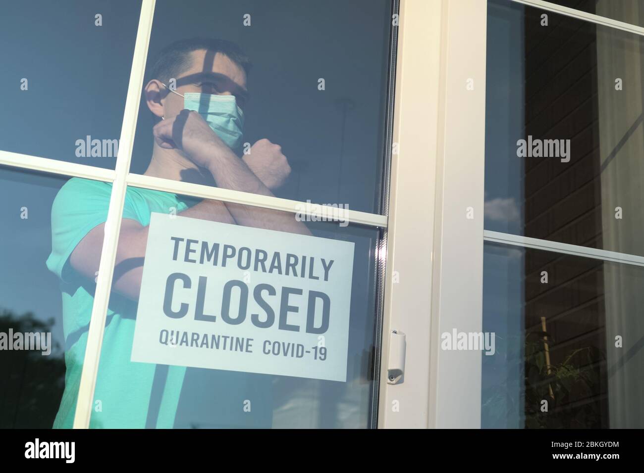 TEMPORAL GESCHLOSSENES Schild an der Haustür aufgeklebt Stockfoto