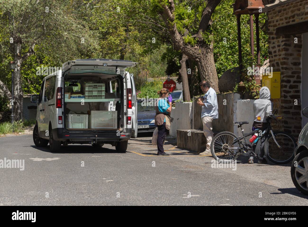 GRANADA, SPANIEN - 4. MAI 2020: Freunde, die an der Straße entlang gehen, respektieren die Distanz, die sie zurücklegen müssen, während Spanien reibungslos öffnet Stockfoto