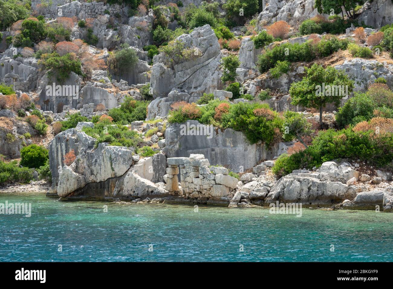 Ruinen der versunkenen antiken Stadt Dolichiste im nördlichen Teil der Kekova-Insel. Verheerendes Erdbeben im 2. Jahrhundert n. Chr. Stockfoto