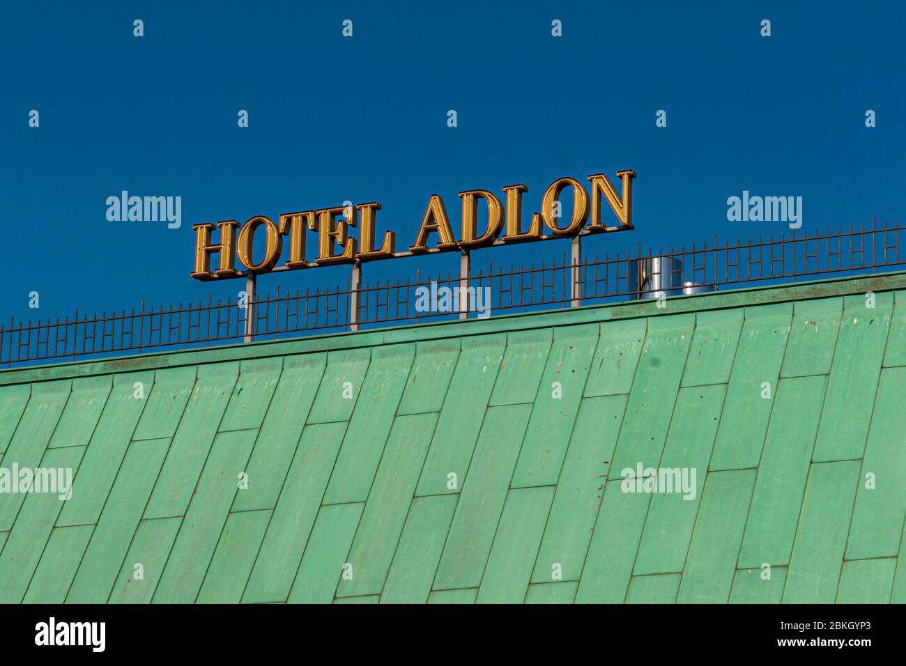 Schriftzug vor blauem Himmel auf dem Kupferdach des Hotel Adlon in Berlin Stockfoto