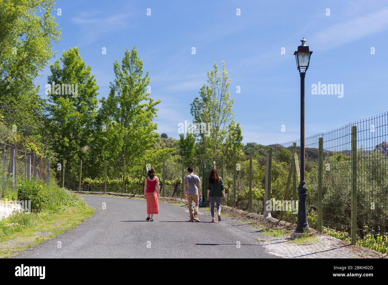 GRANADA, SPANIEN - 4. MAI 2020: Freunde, die an der Straße entlang gehen, respektieren die Distanz, die sie zurücklegen müssen, während Spanien reibungslos öffnet Stockfoto