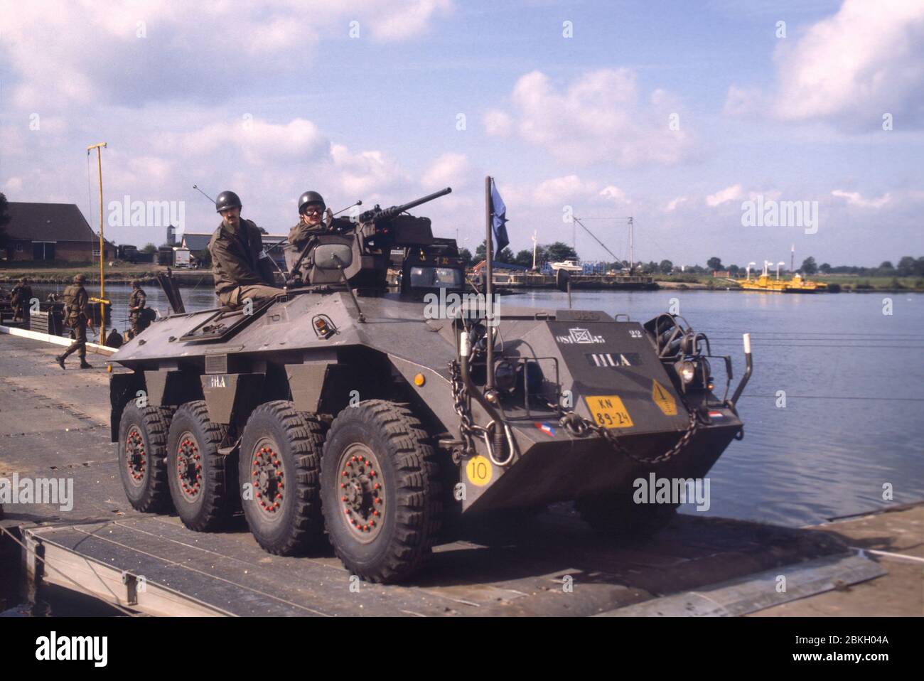 - NATO-Übungen in den Niederlanden, ein holländischer Armee DAF YP-408 gepanzerte Personaltransporter überqueren die Maas auf einer Pontonbrücke (Oktober 1983) - Esercitazioni NATO in Olanda, un veicolo corazzato da trasporto truppe DAF YP-408 dell'Esercito Olandese attraversa il fiume Mosa su un ponte di barche (Ottobre 1983) Stockfoto