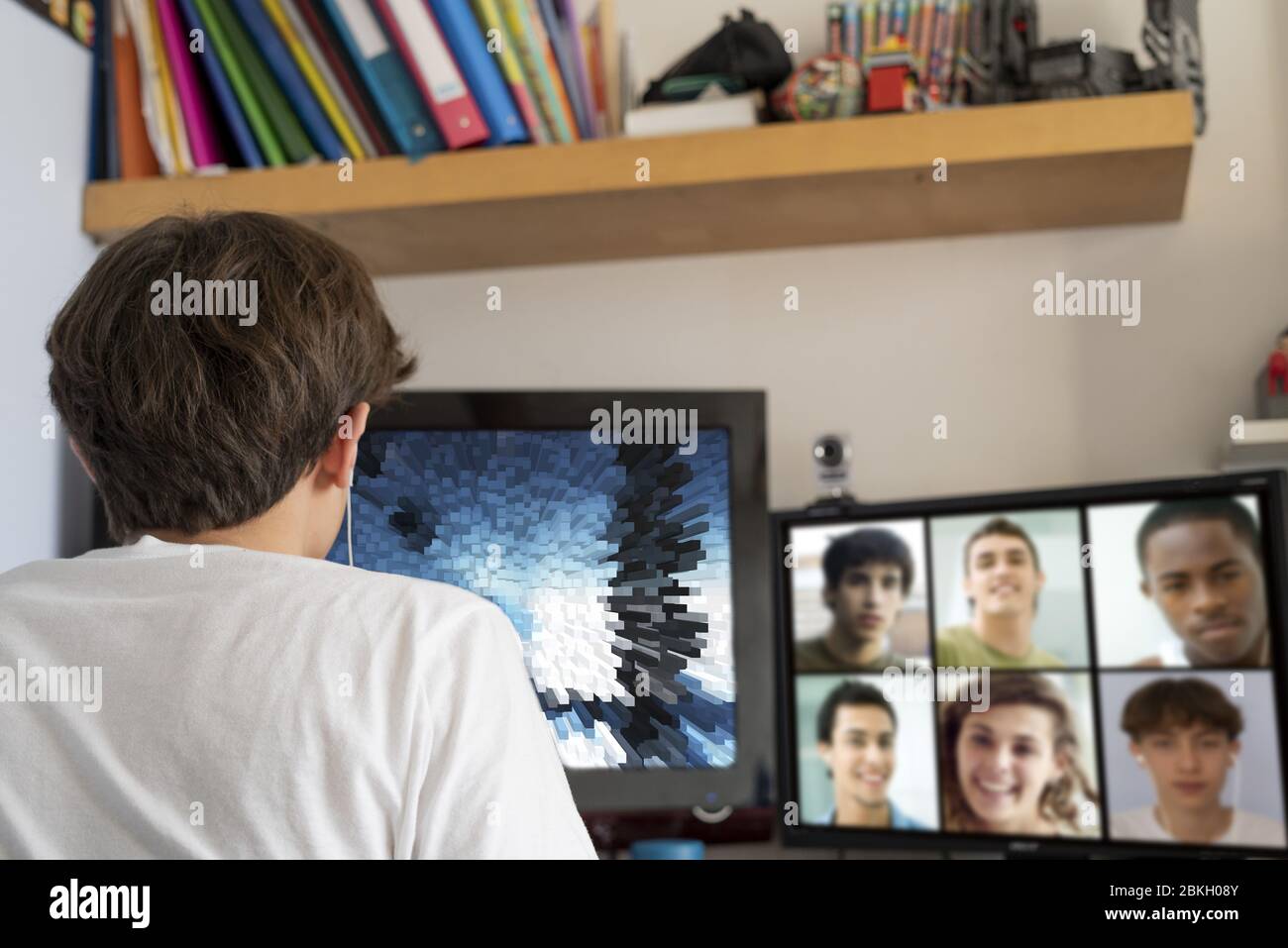 Teenager-Video Chat auf dem Computer mit Freunden zu Hause Stockfoto